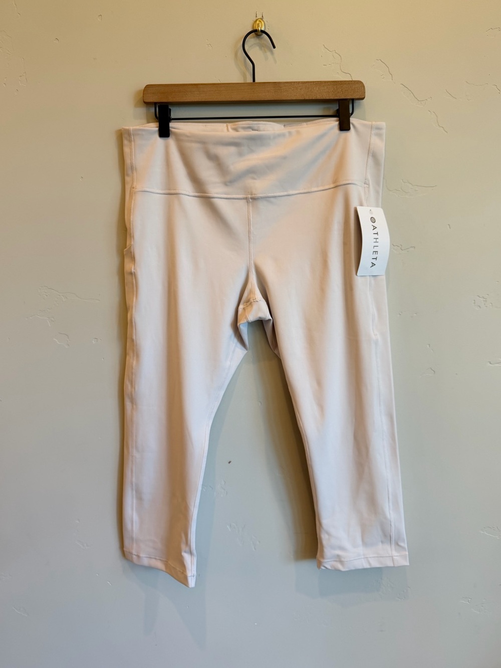 ATHLETA Stone Cream White Ultimate Stash Pocket Capri